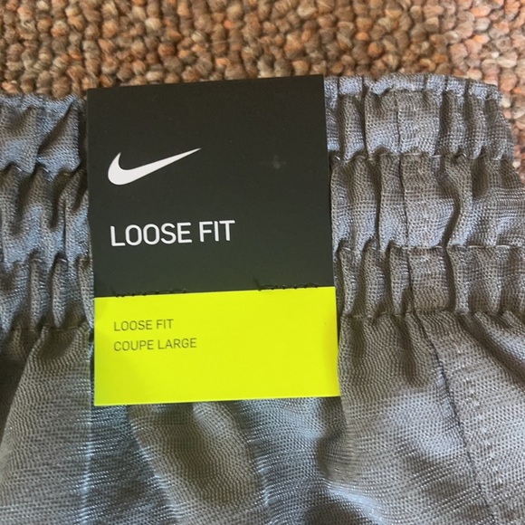 Men’s Nike Loose Fit Shorts - Picture 3 of 5